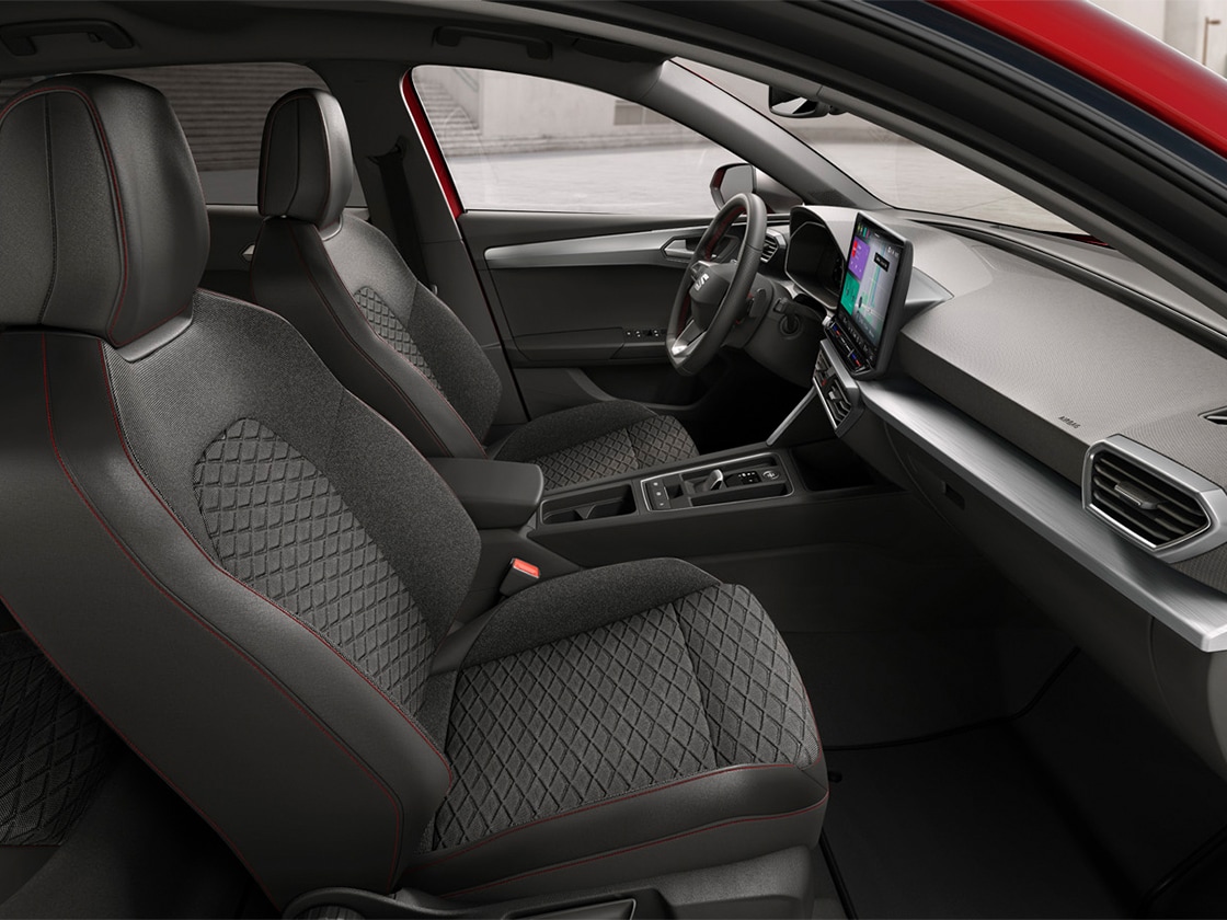 Interieur van de SEAT Leon met FR stoffen comfortstoelen