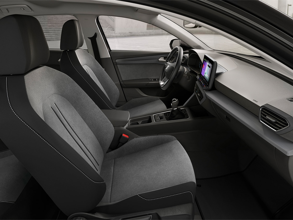 Interieur van de SEAT Leon met stoffen comfortstoelen.