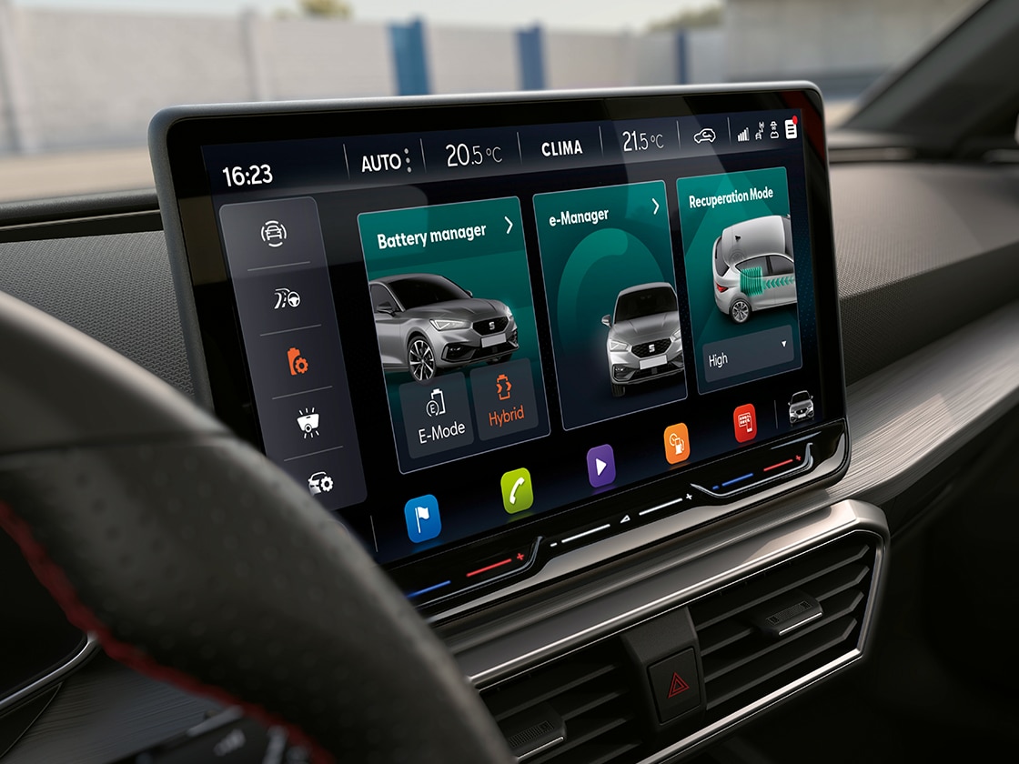 Het navigatiesysteem van de SEAT Leon op het centrale touchscreen. De My SEAT app biedt real-time updates en online connectiviteit voor het navigatiesysteem, zodat je een naadloze rijervaring hebt.