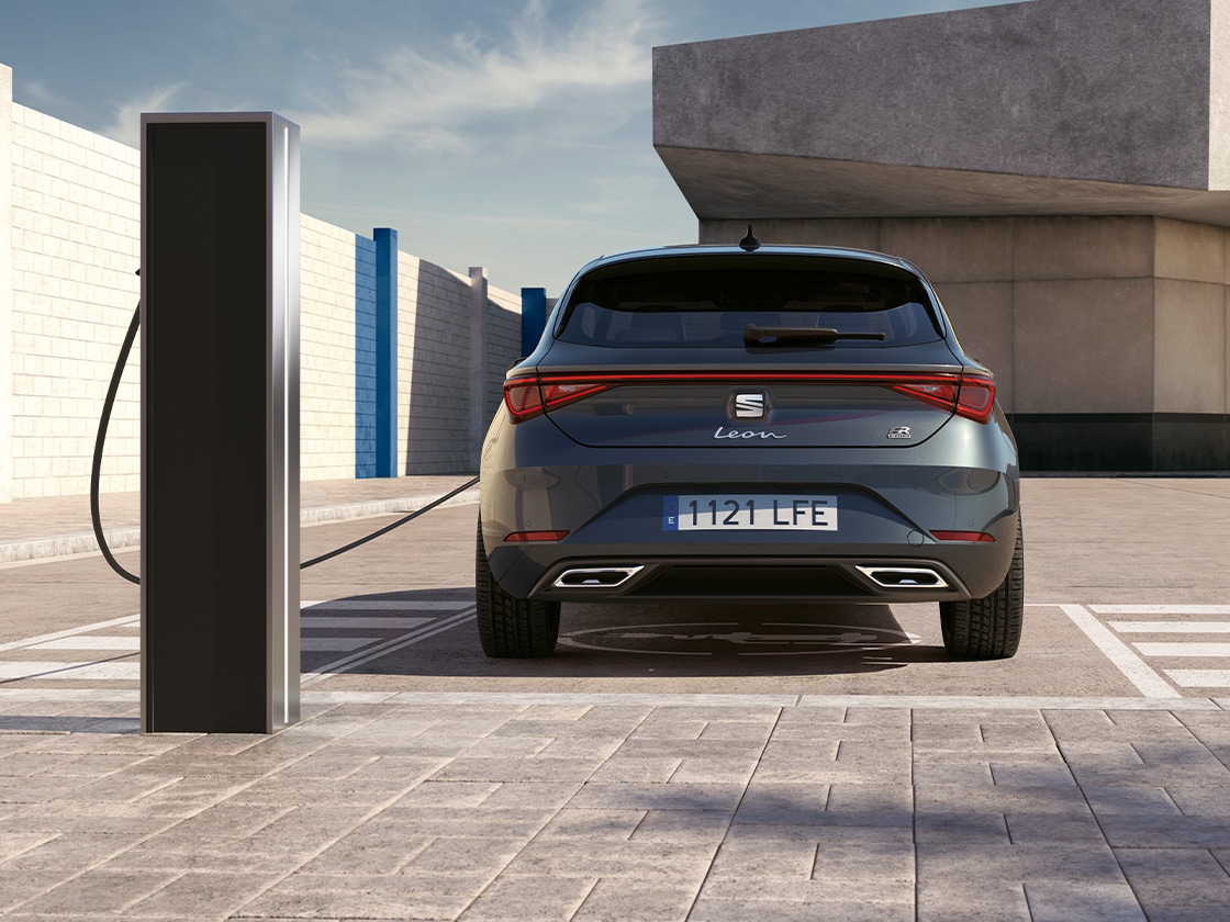 Grijze SEAT Leon aan laadpaal, achter aanzicht
