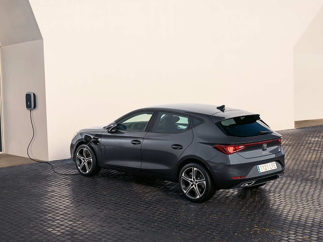 Grijze SEAT Leon aan laadpaal