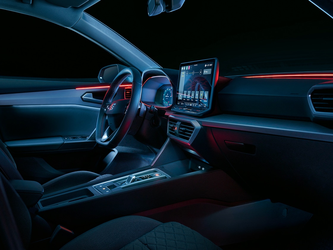 Omlopende LED-sfeerverlichting in de SEAT Leon hatchback, die zorgt voor een coole vormgeving en veiligheidsfuncties zoals waarschuwingen voor open deuren of dode hoeken.