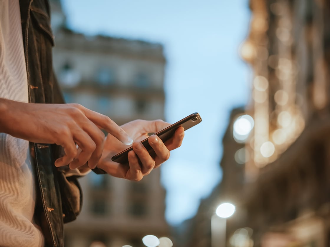Hand met mobiele telefoon, waarop de My SEAT-app staat.