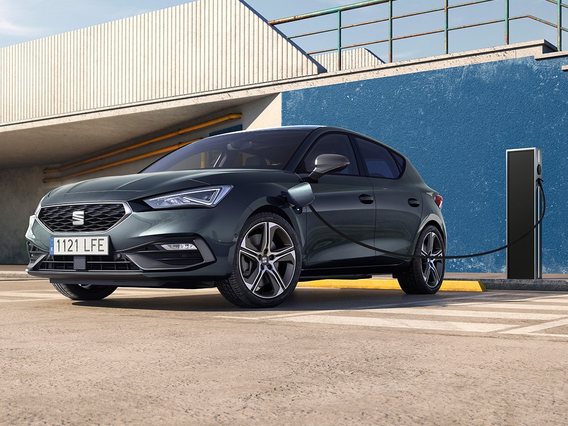 Grijze SEAT Leon aan laadpaal