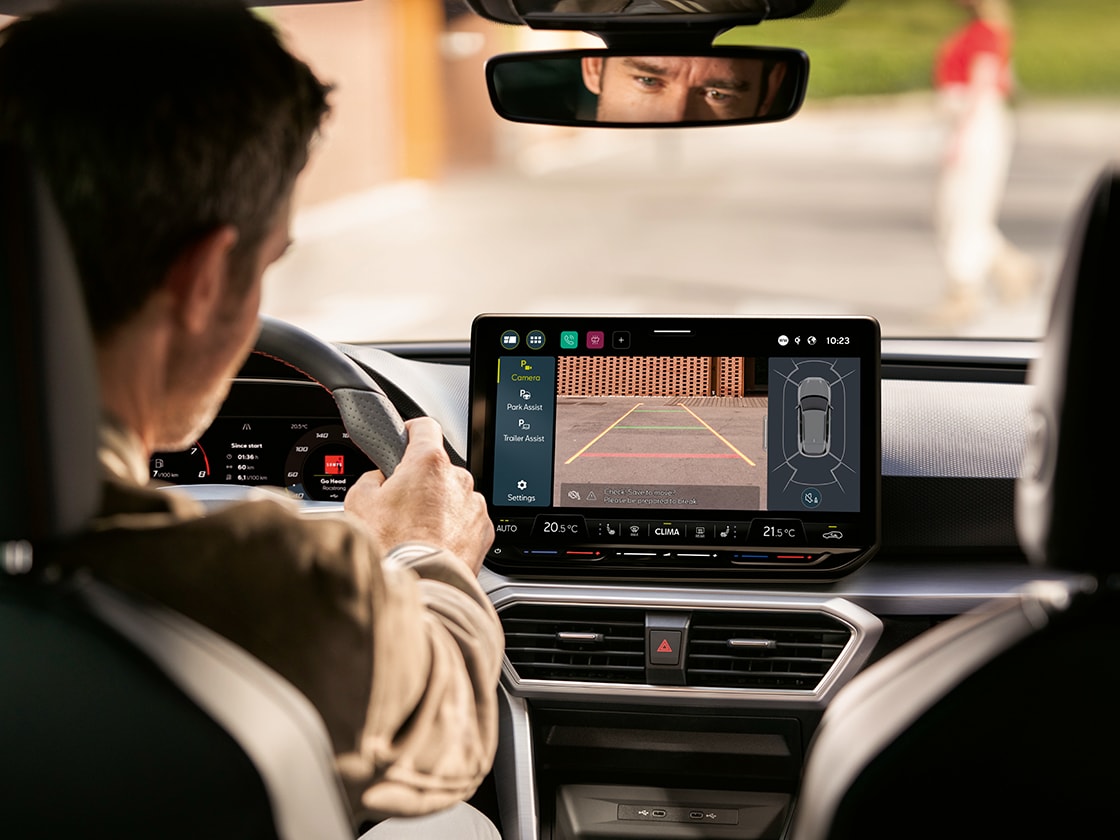 Geavanceerde Park Assist en Navi 12.9 in de SEAT Leon, waardoor je kleine gezinsauto moeiteloos kan parkeren met behulp van innovatieve technologie.