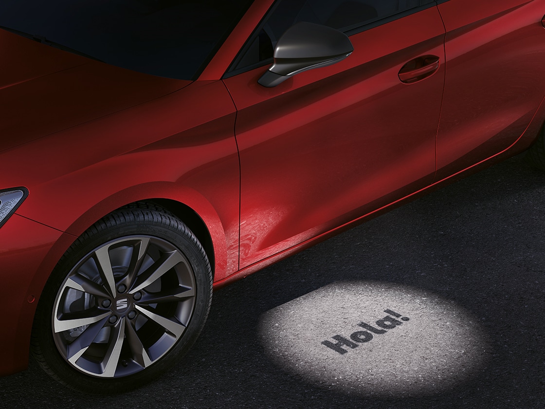 Welkomstlichtfunctie op de SEAT Leon, die "Hola!" projecteert om je stijlvol te begroeten als onderdeel van het bekroonde ontwerp van nieuwe auto prijzen.
