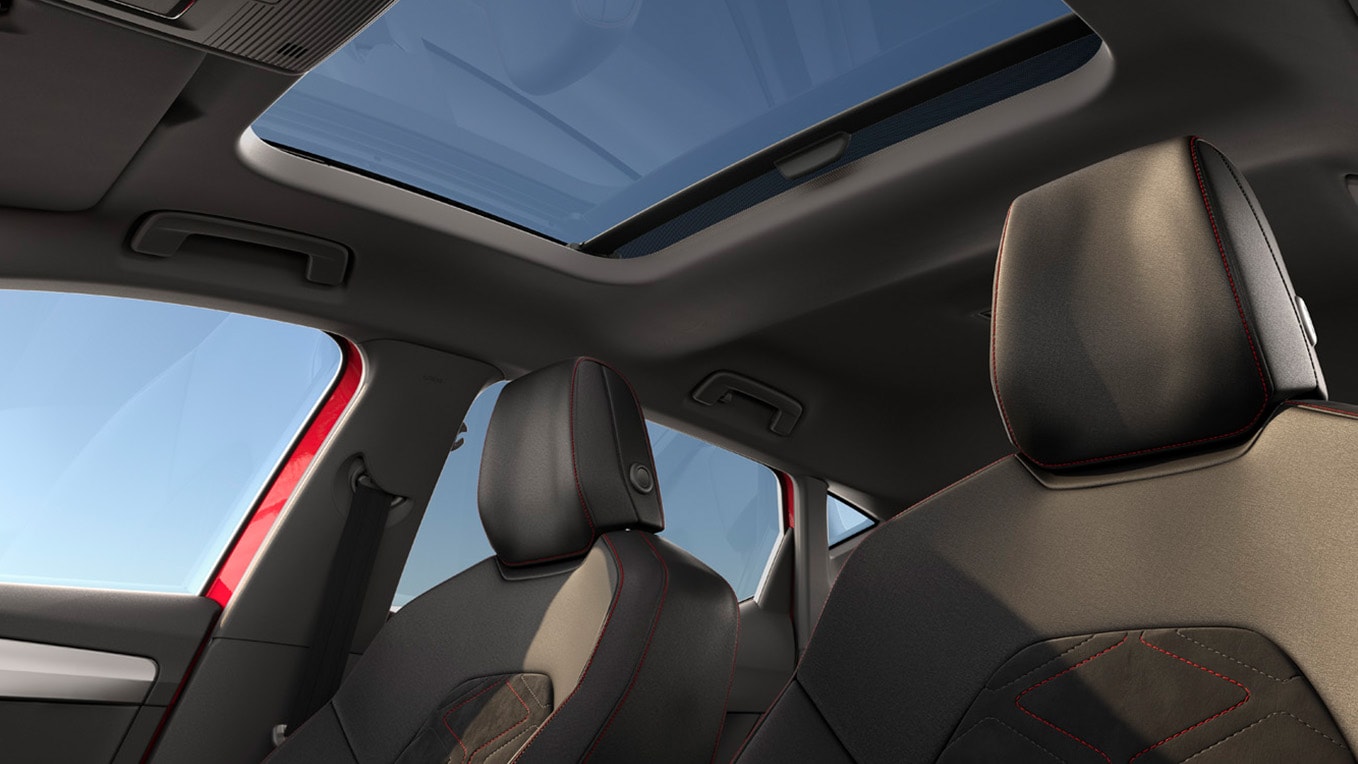 Interieur van een Seat-auto met panoramadak, dat het ruime cabineontwerp laat zien.