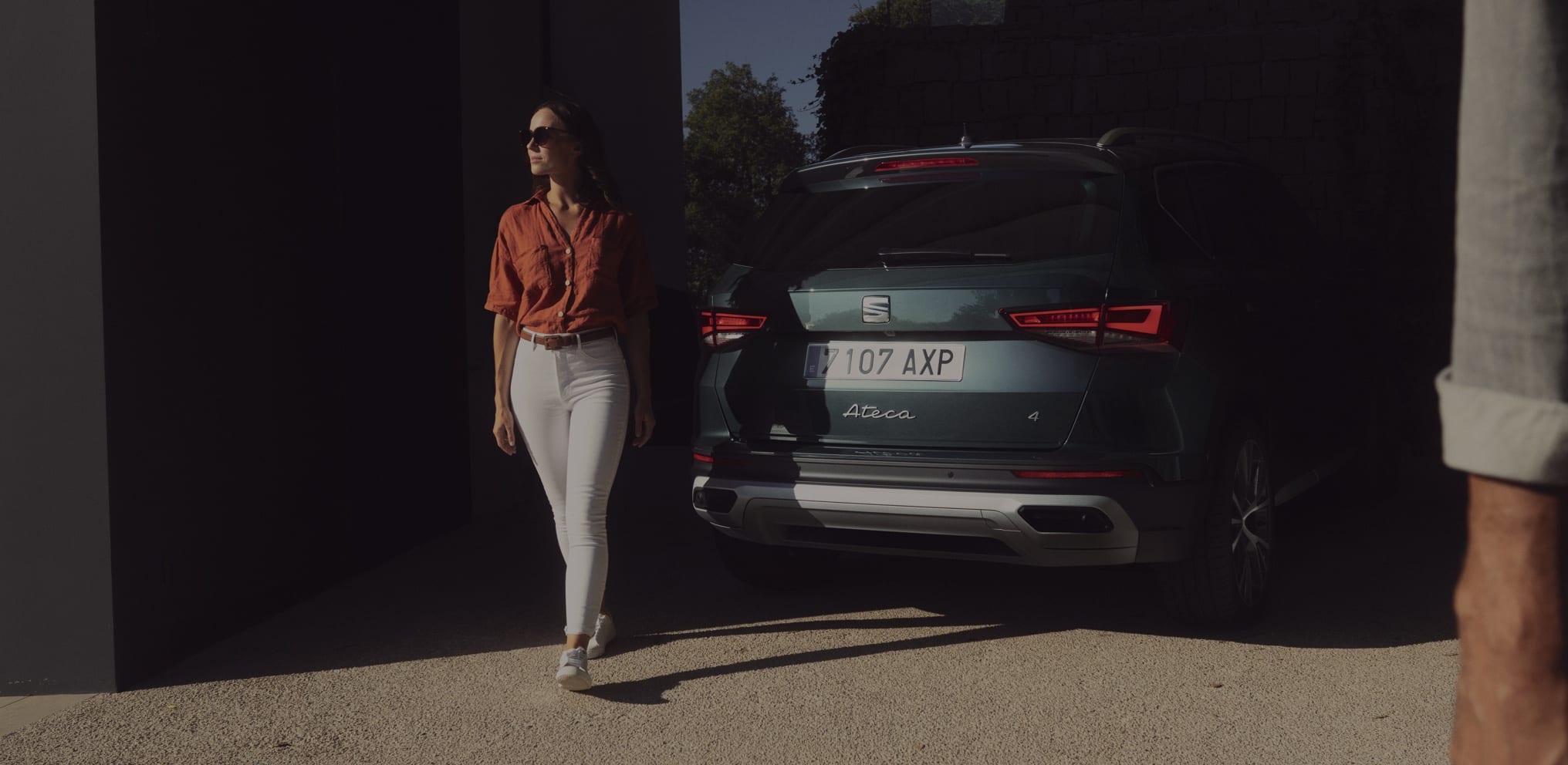 Vrouw naast grijze SEAT Ateca