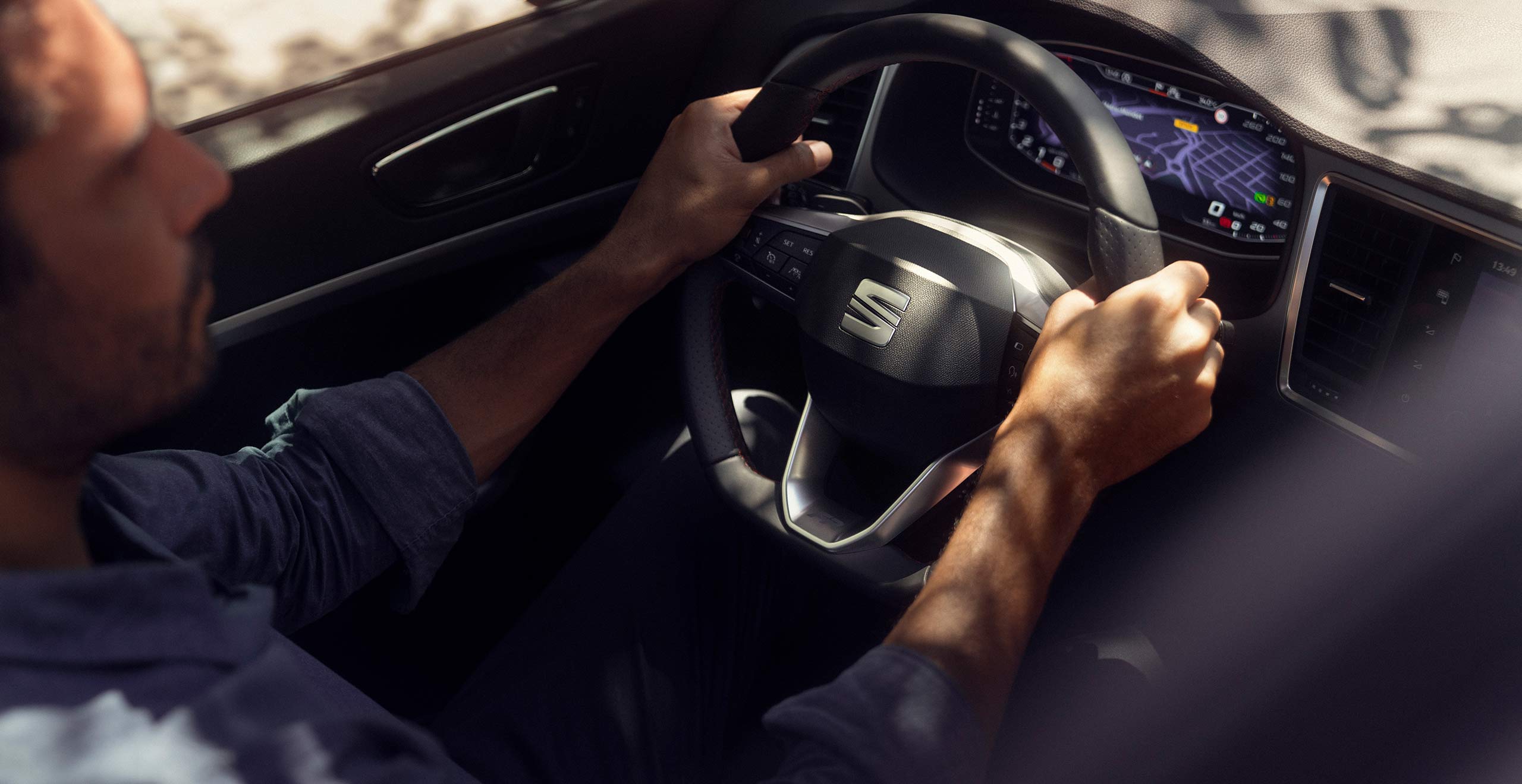 handen aan het stuur van een SEAT Ateca