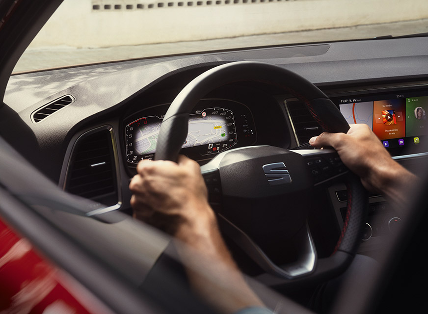 Handen aan het stuur van de SEAT Ateca