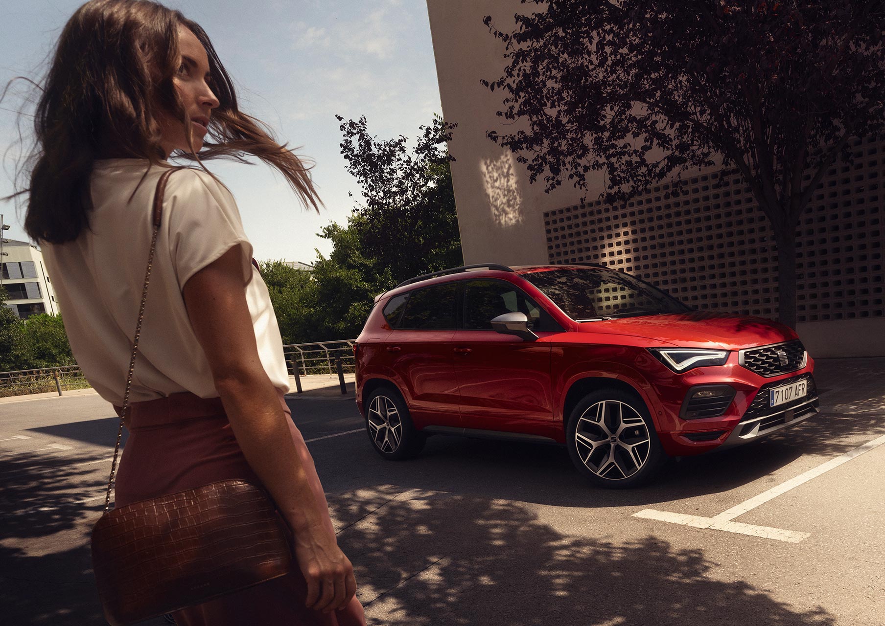 Rode SEAT Ateca FR met vrouw ernaast