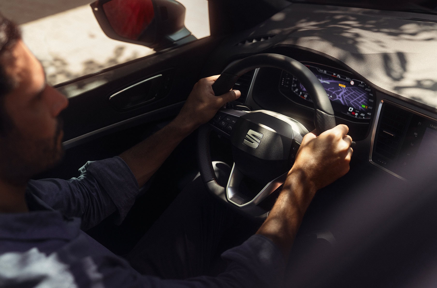 Man in SEAT Ateca achter het stuur