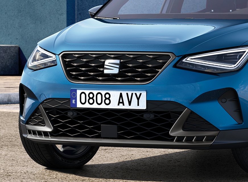 Close-up van vooraanzicht blauwe SEAT Arona
