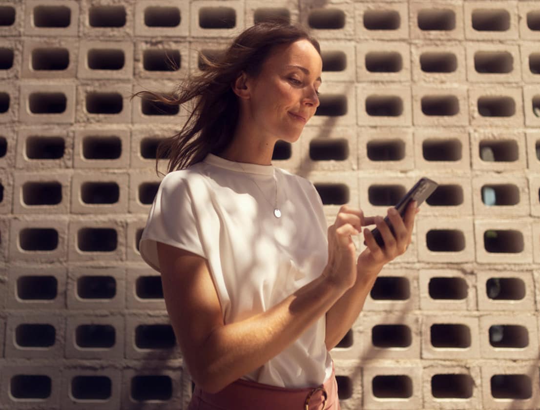 Vrouw die naar haar telefoon kijkt 