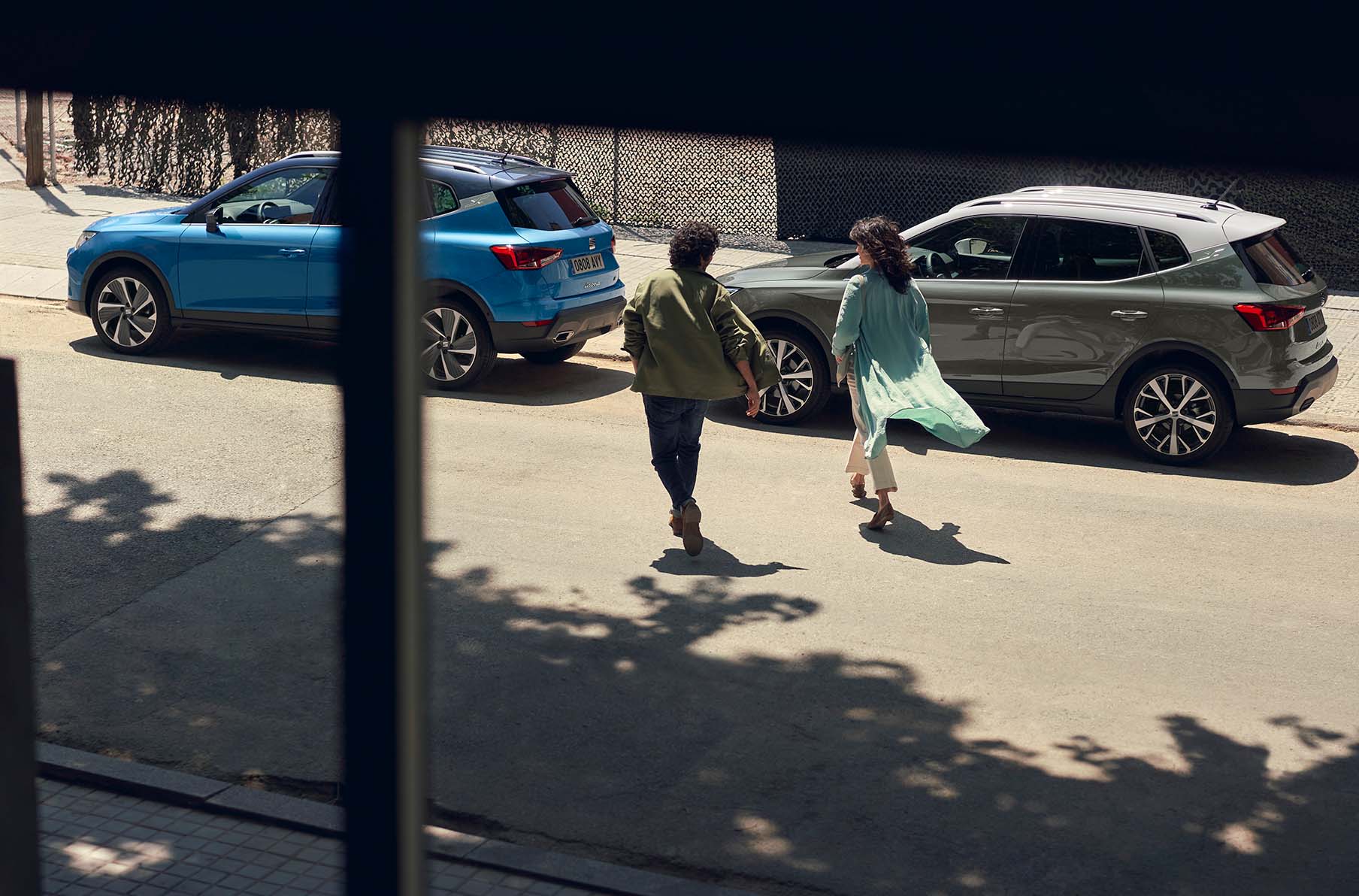 Twee personen naast de SEAT Arona