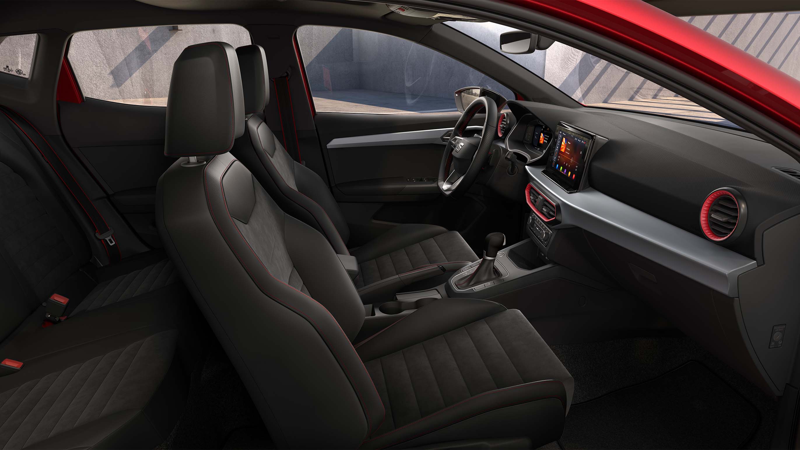 Interieur van de SEAT Ibiza met zwarte suede bekleding "Dynamic" met rode stiksels