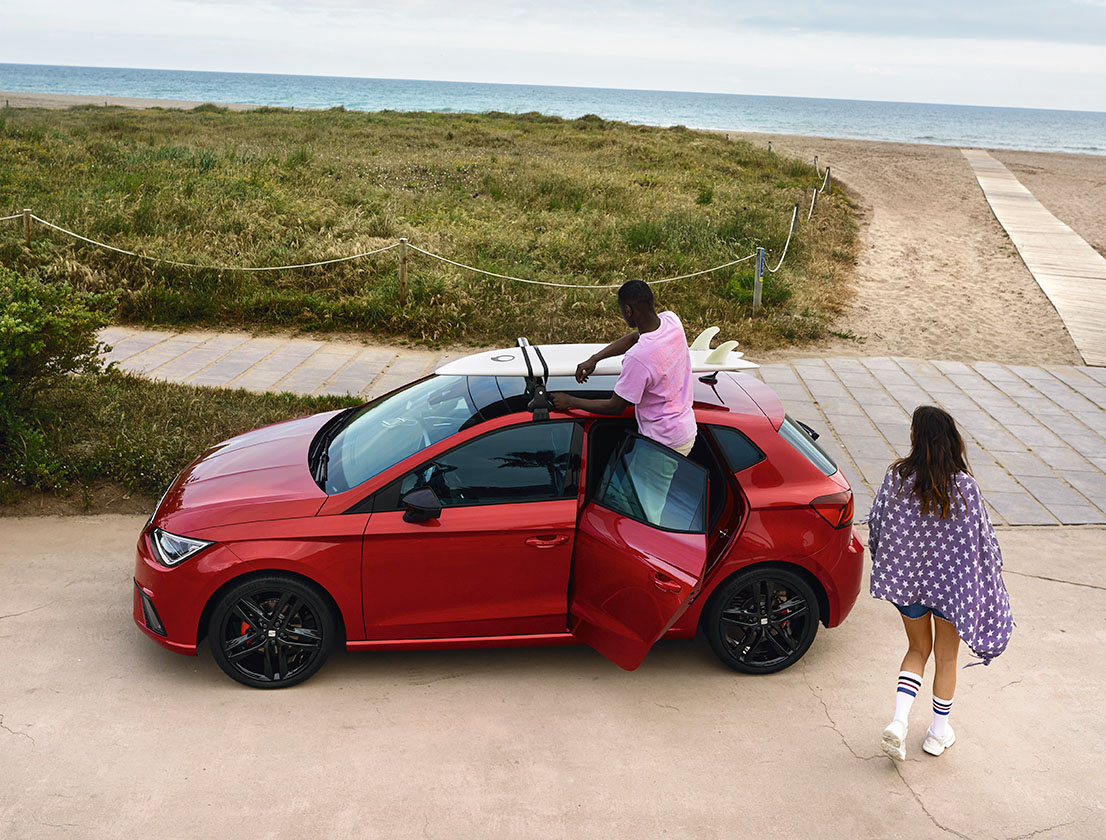 SEAT Ibiza met allesdrager inclusief surfplank op het dak