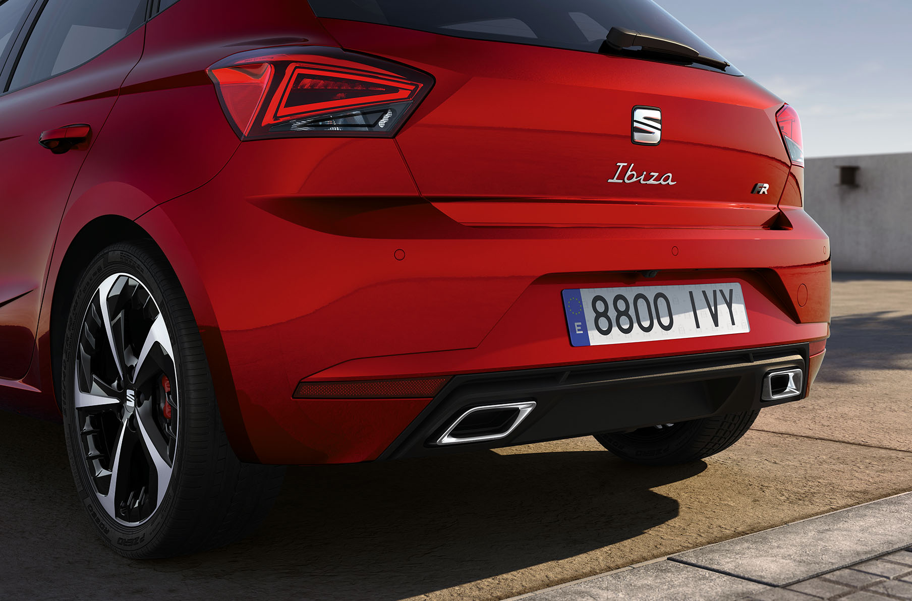Achteraanzicht van een rode SEAT Ibiza