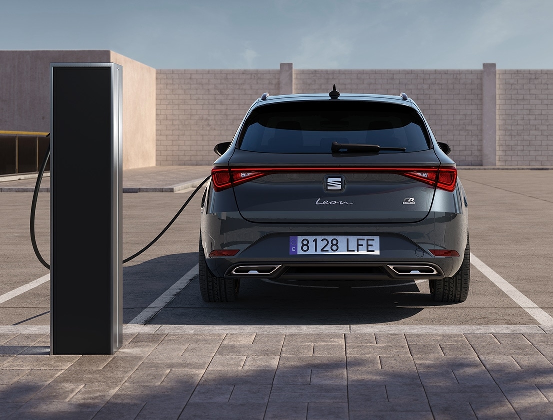 Grijze SEAT Leon Sportstourer aan laadpaal, achteraanzicht
