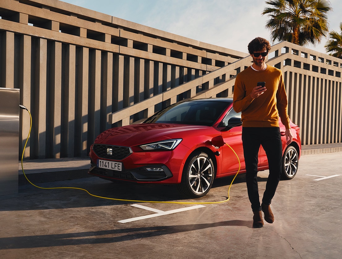 Man naast rode SEAT Leon