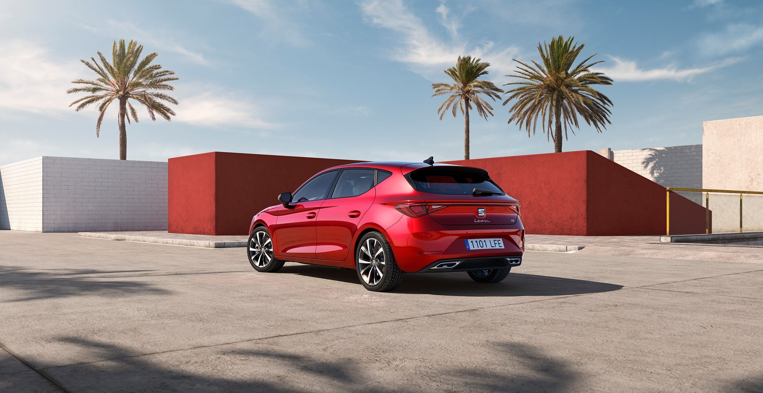 Rode SEAT Leon FR met palmbomen op de achtergrond