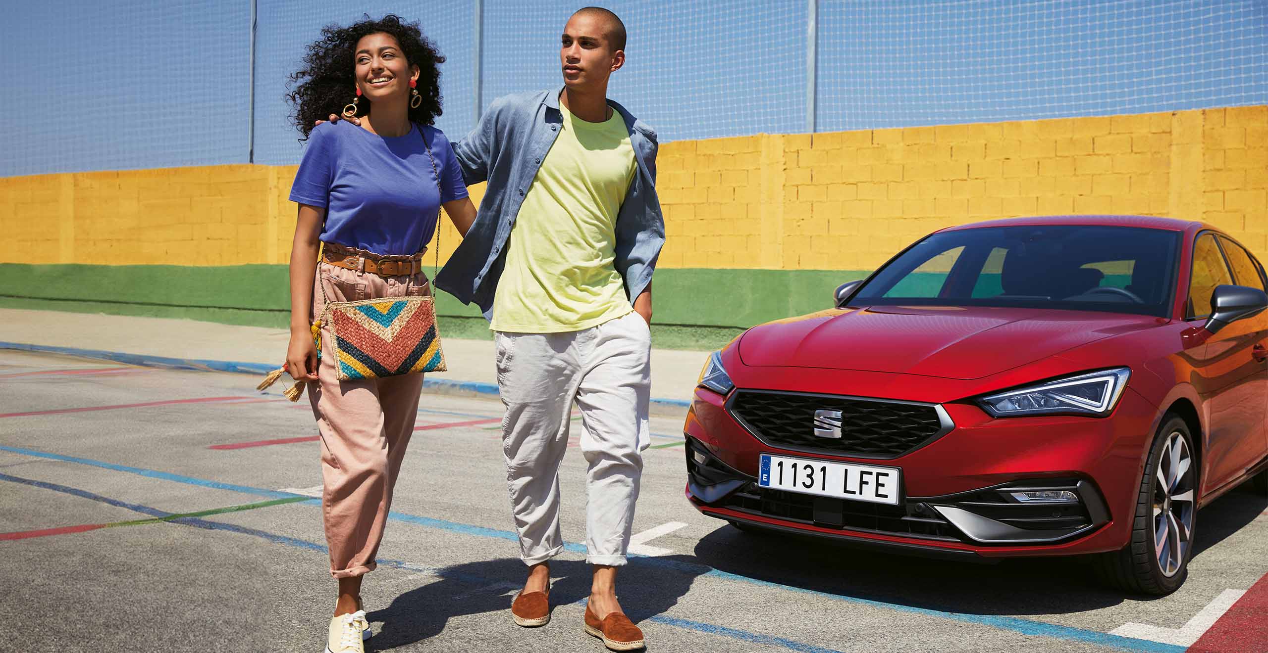 een seat leon seat arona en seat ibiza staan mooi opgesteld voor een kantoorgebouw