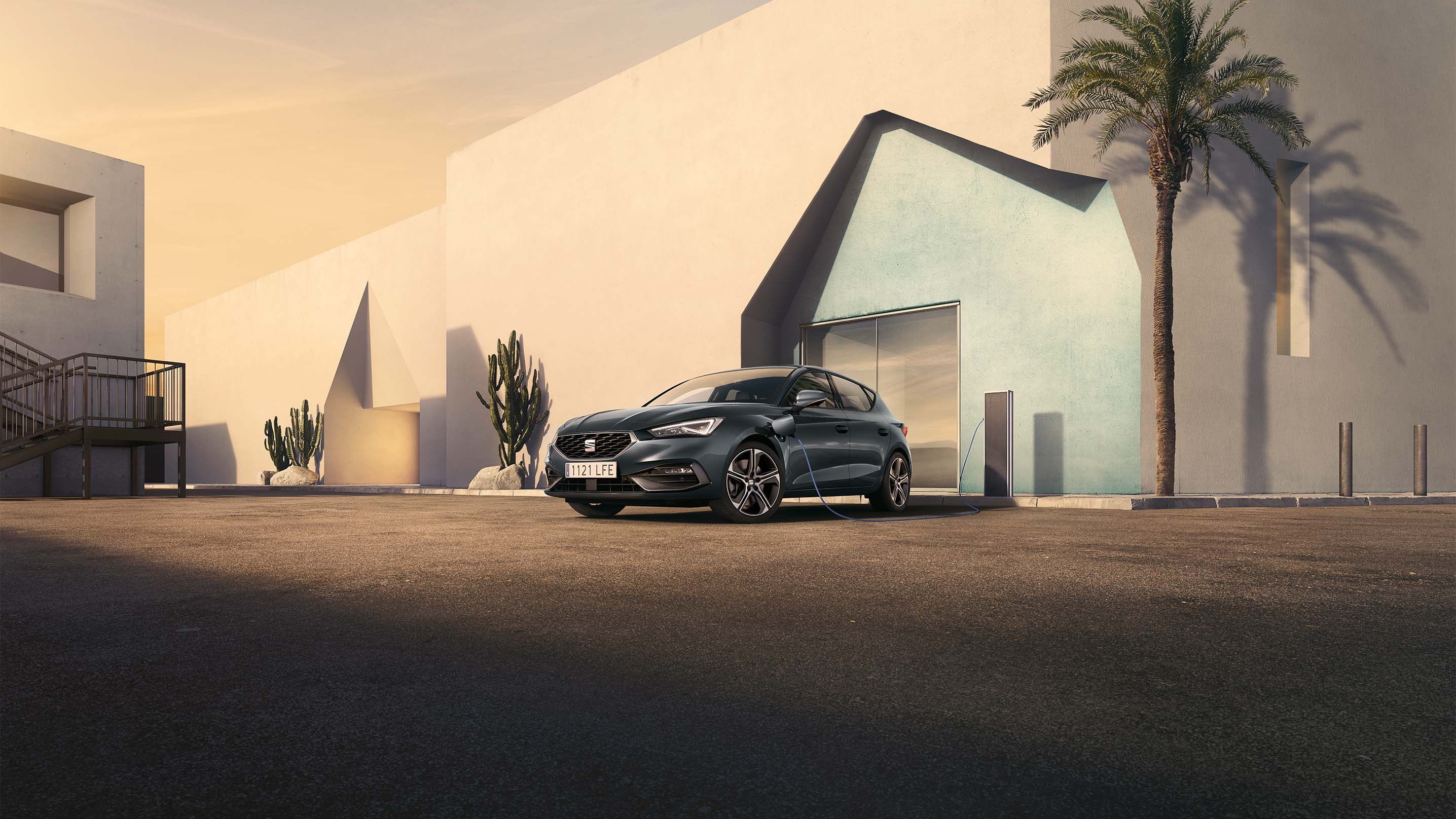 seat leon plug in hybride hatchback aan de laadpaal