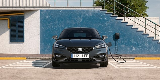 seat leon plug-in hybride hatchback aan de lader