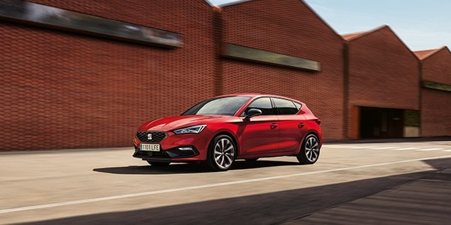 seat leon sportieve hatchback hybride rijdend