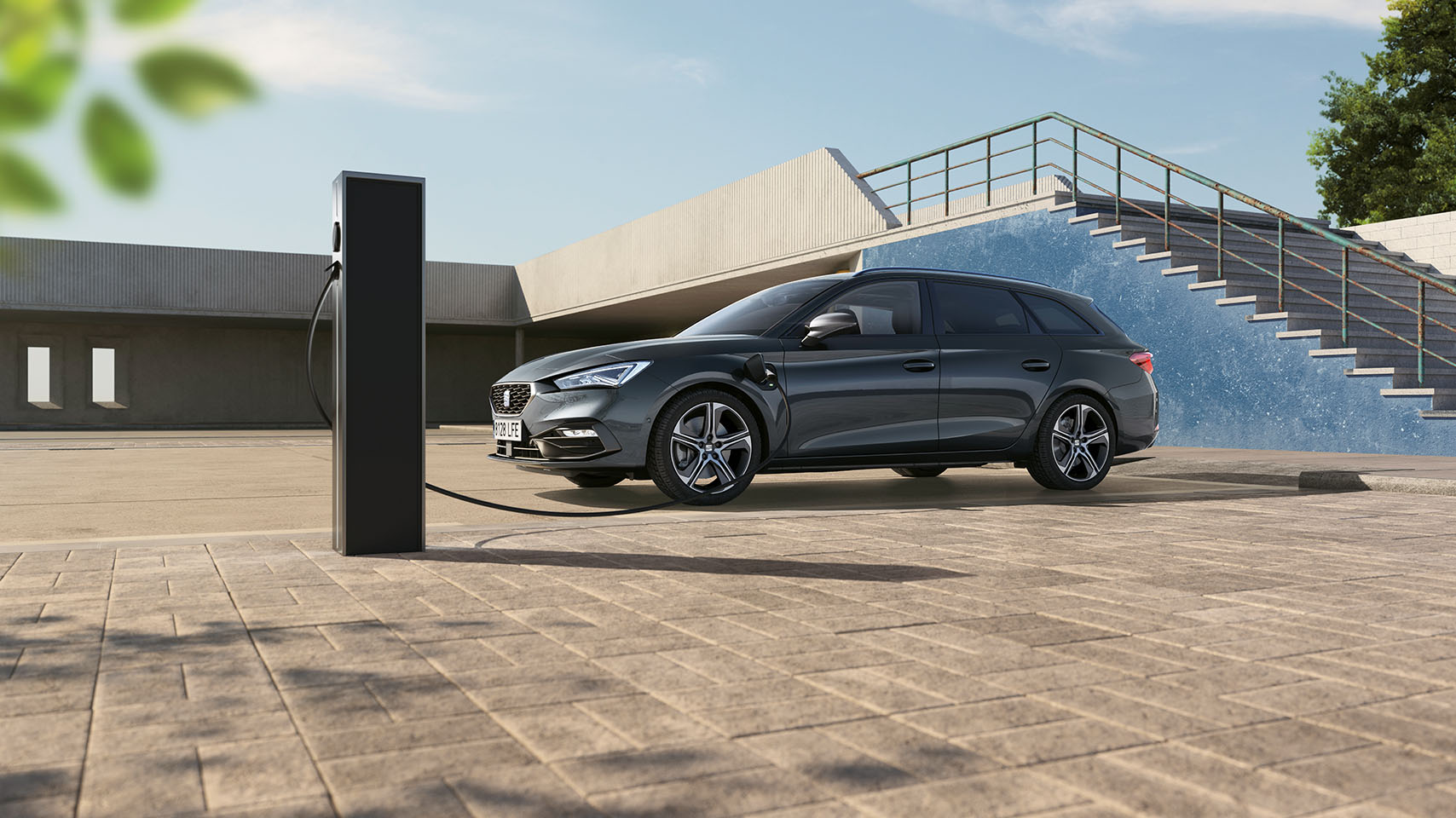 seat leon sportstourer plug-in hybride aan de laadpaal