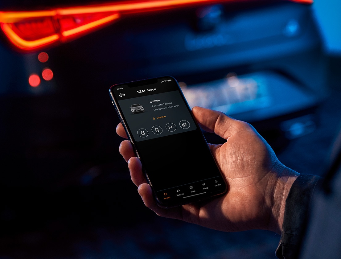 Close-up van mobiele telefoon in de hand van een persoon, met daarop de My SEAT app geopend
