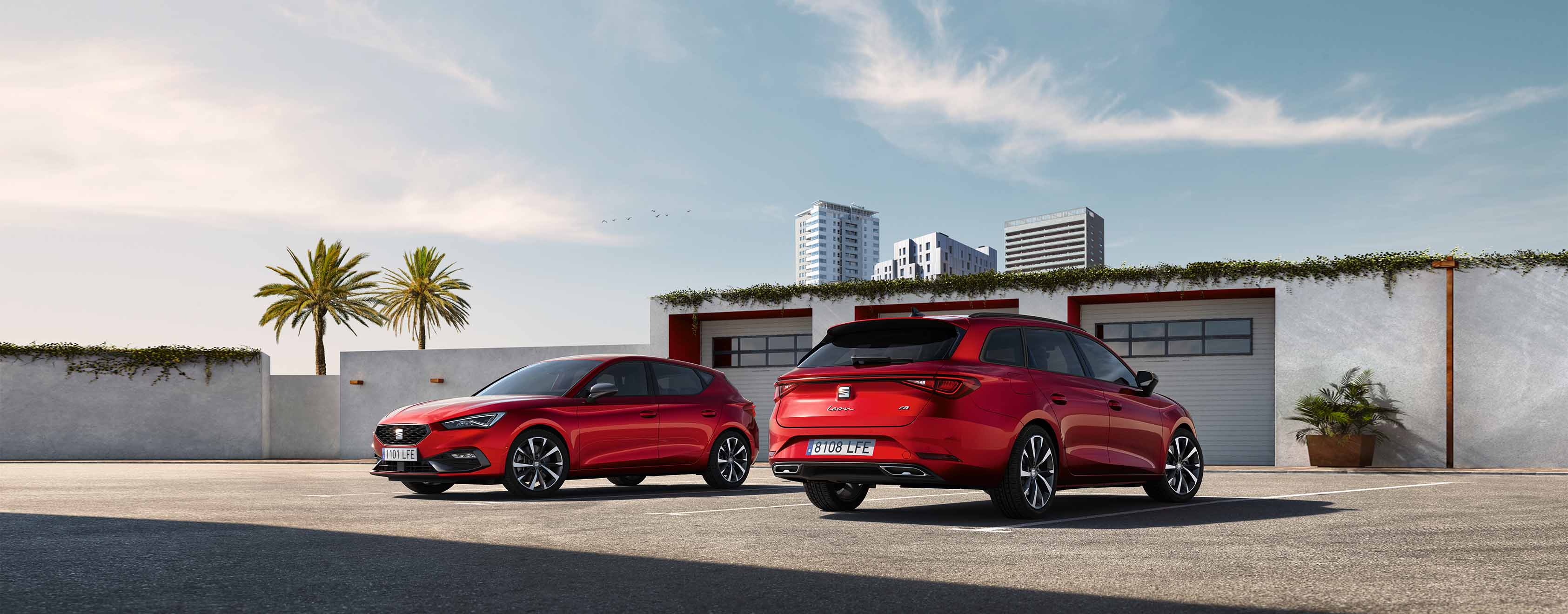 Vrouw staat naast SEAT Leon met laadkabel