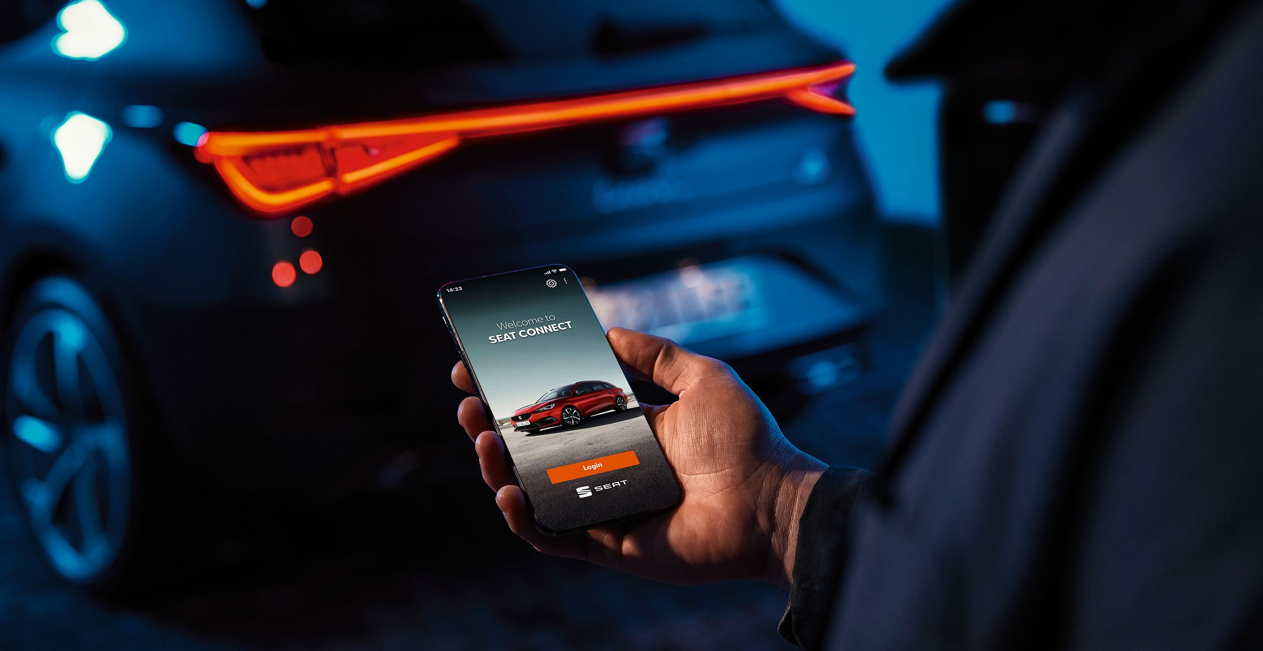 Vrouw met mobiele telefoon in de handen, met daarop de My SEAT app geopend