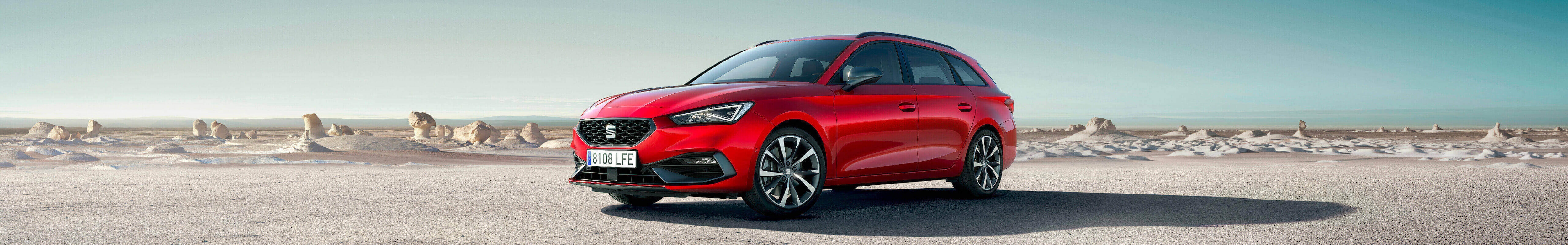 SEAT Leon Sportstourer in het rood, met woestijnlandschap achter
