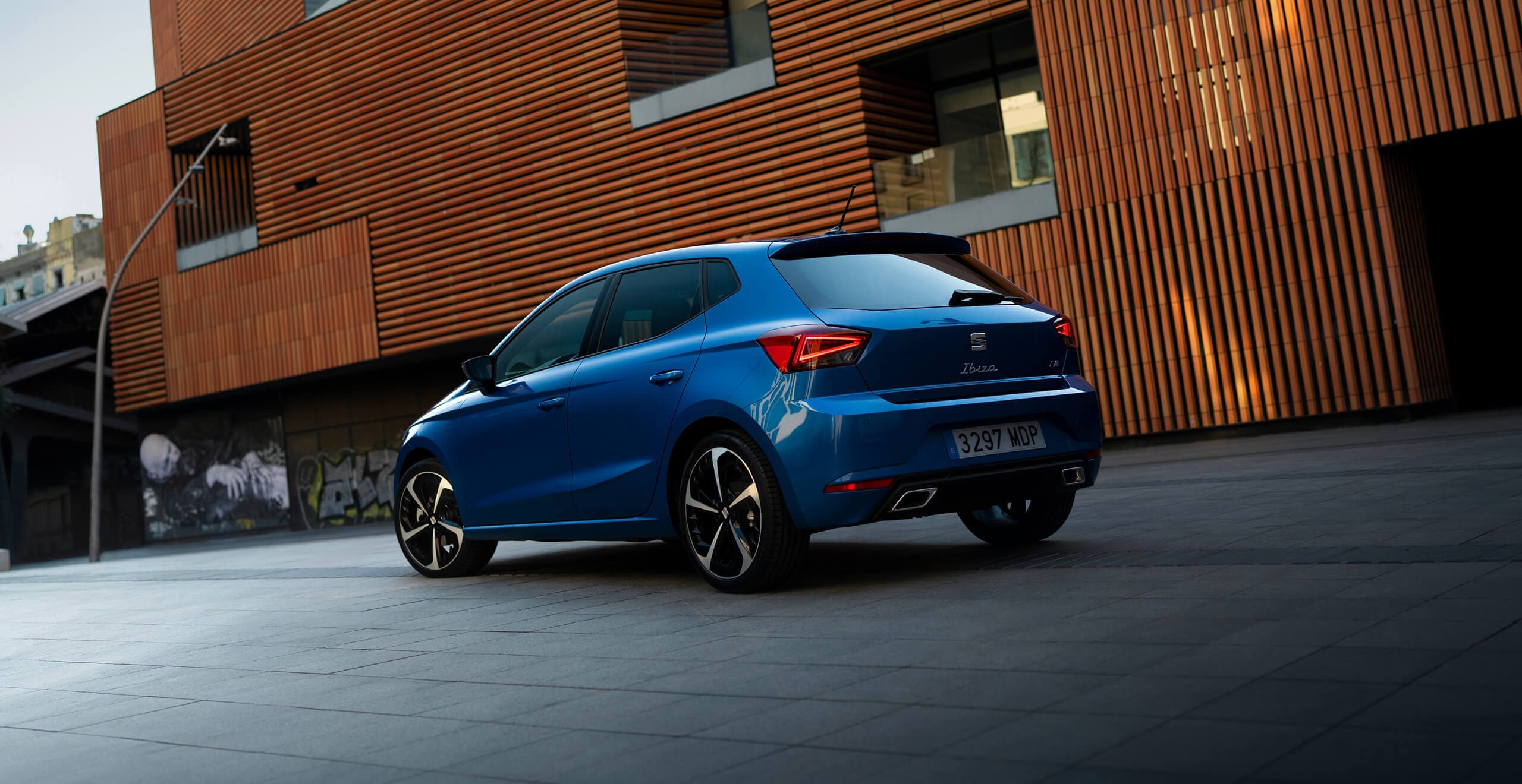 Blauwe SEAT Ibiza FR achteraanzicht