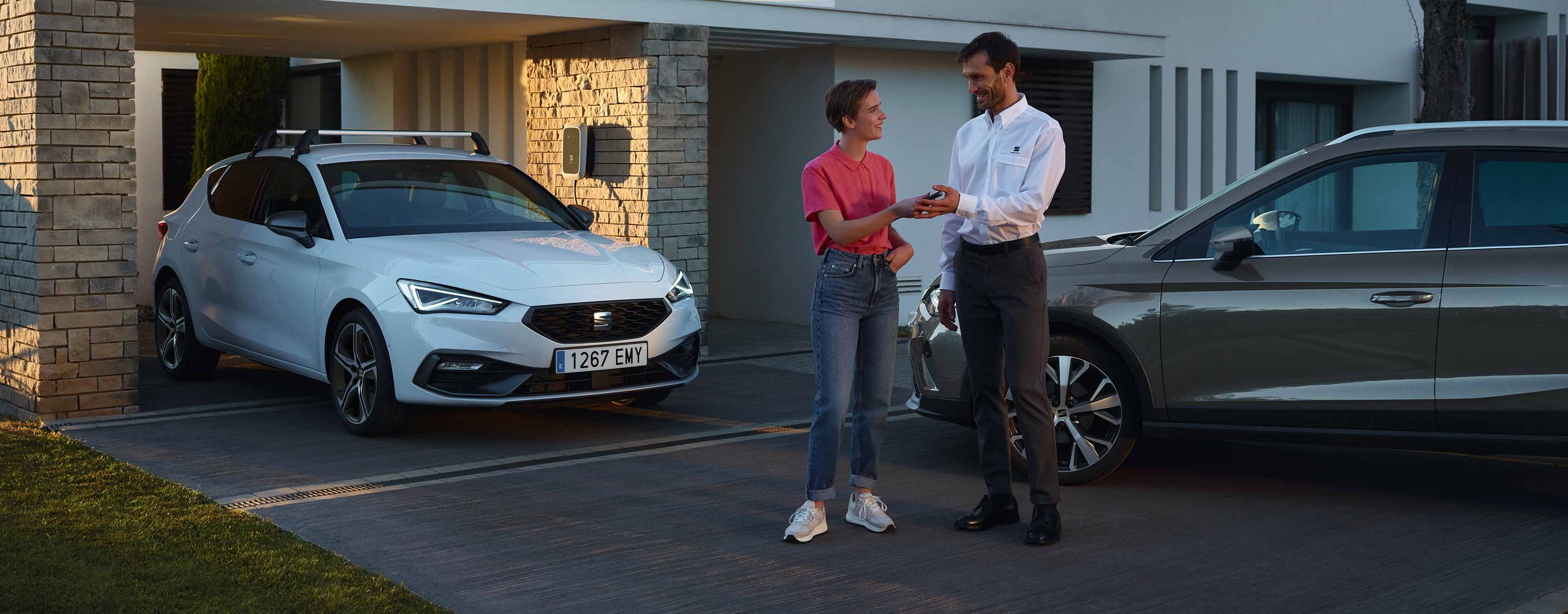 Man in een rode SEAT Leon, achter het stuur