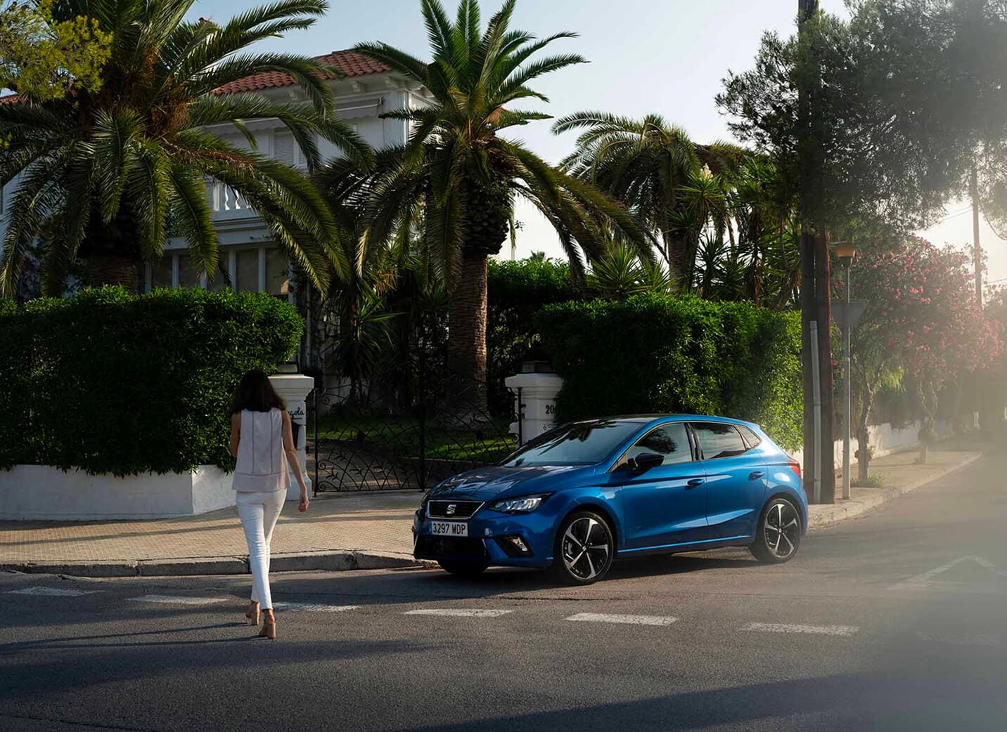 Vrouw die langs blauwe SEAT Ibiza FR loopt