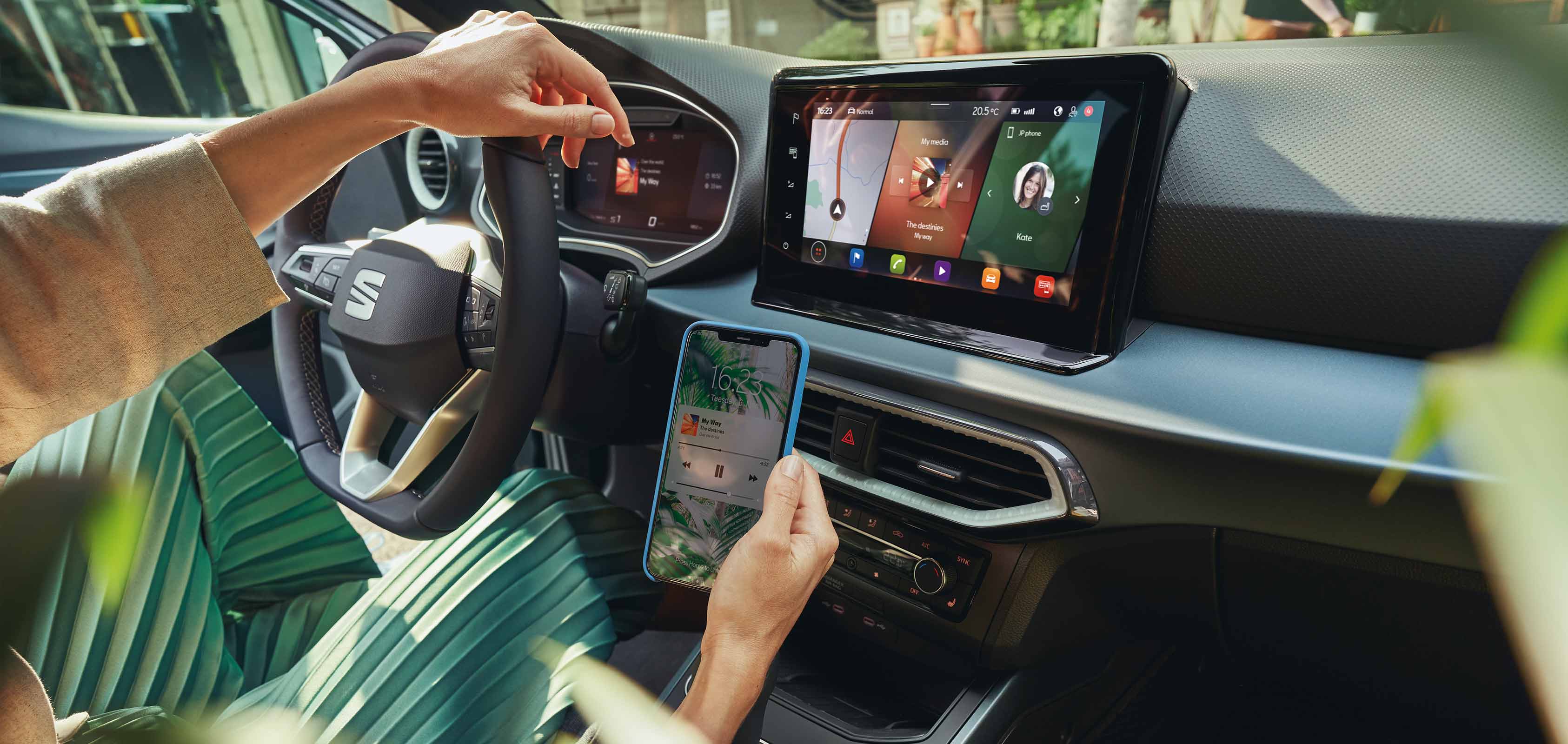 Smartphone verbonden met het infotainmentsysteem van een SEAT Arona