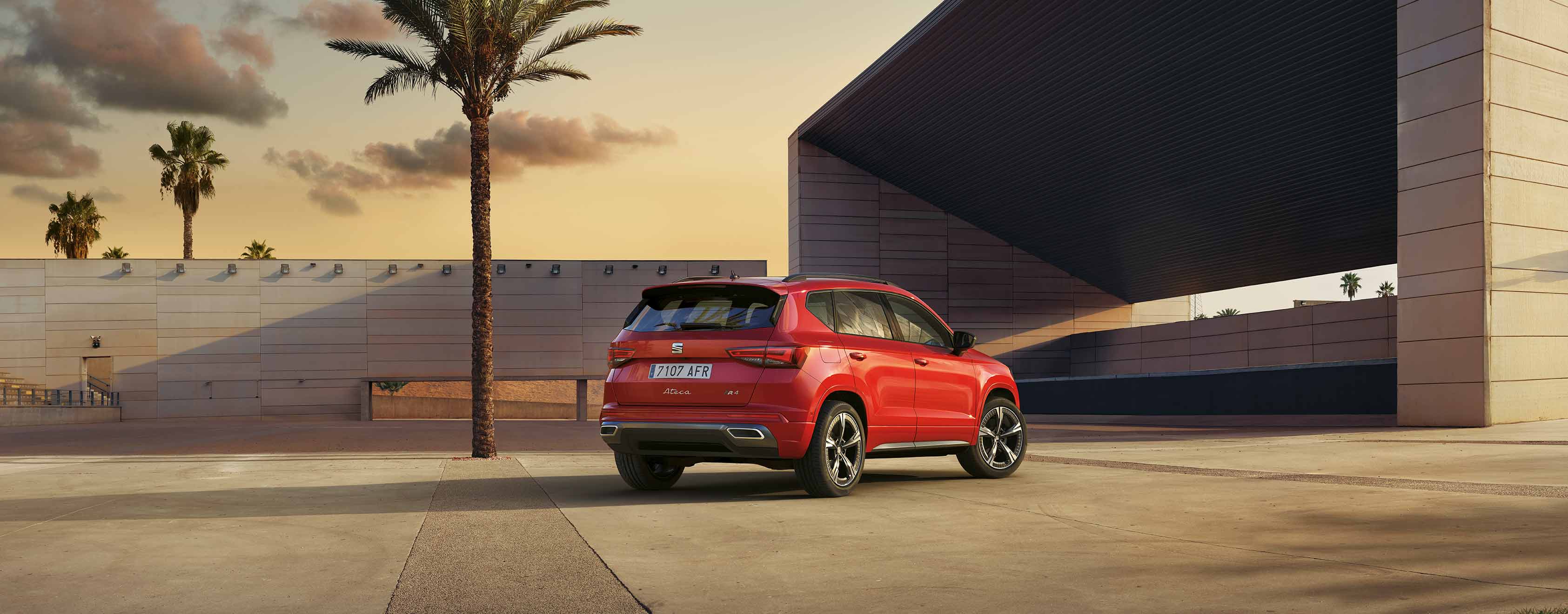 SEAT Ateca FR in het rood, van de achterkant te zien