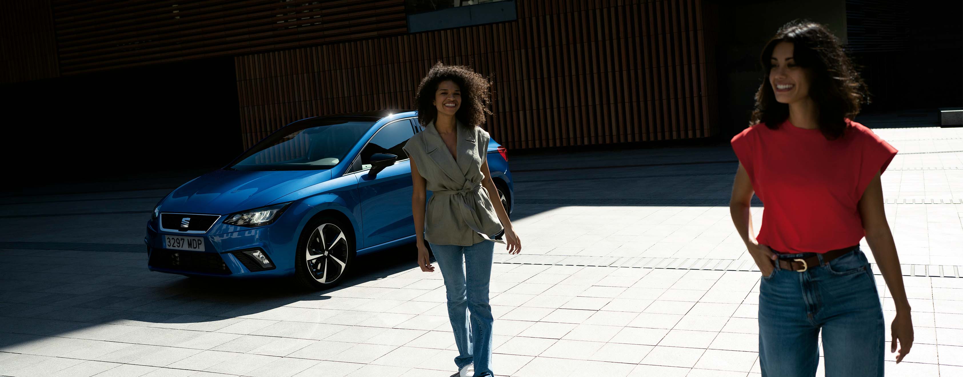 Vrouw naast blauwe SEAT Ibiza FR