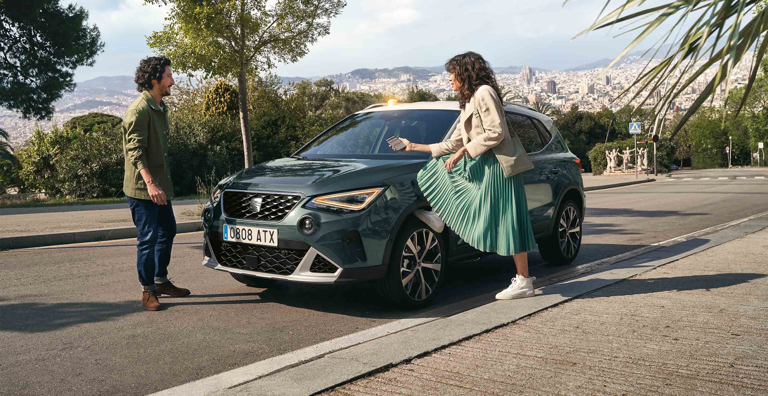 Twee personen naast een groene SEAT Arona