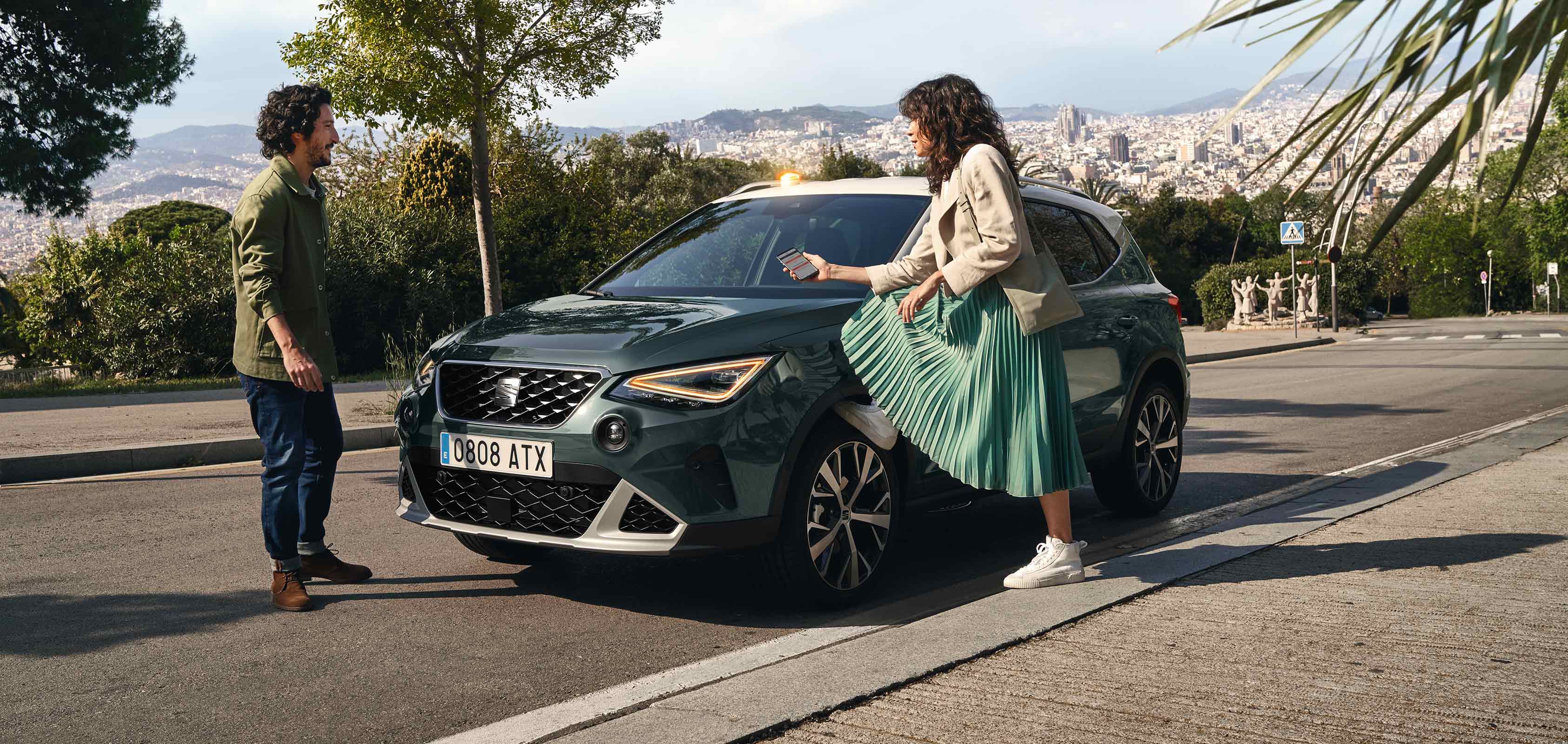 Twee personen naast een groene SEAT Arona